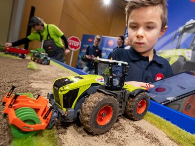 Hochmodern: Dieser Spielzeug-Traktor lässt sich via App und Bluetooth ferngesteuern. Spielwaren-Trends