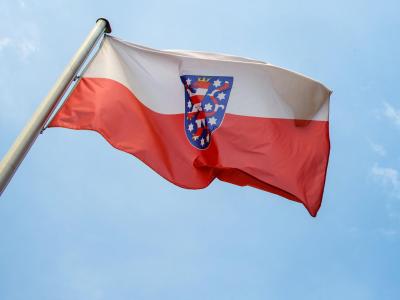 Die Landesfahne von Thüringen vor der Staatskanzlei in Erfurt. Thüringen