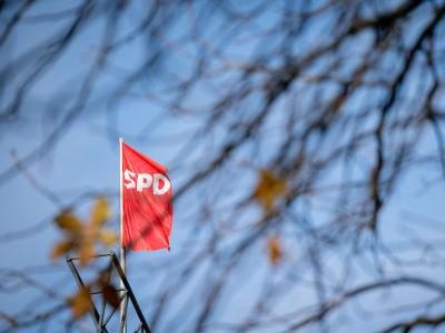 Die Fahne der SPD über der Parteizentrale in Berlin. SPD-Fahne