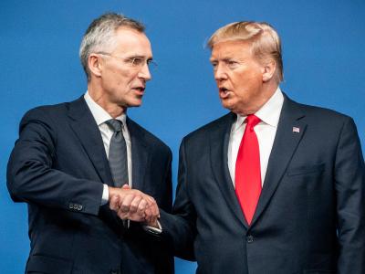 Nato-Generalsekretär Stoltenberg und US-Präsident Trump beim Gipfel in Großbritannien. Händedruck