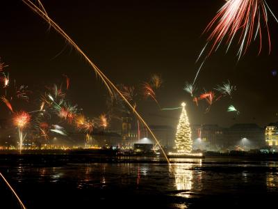 Silvesterraketen erleuchten den Himmel über der Binnenalster in Hamburg. Silvester in Hamburg