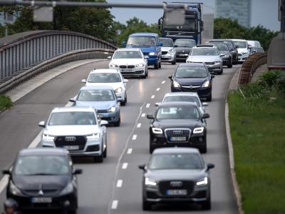Um die Klimaziele im Verkehr zu erreichen, hat das Umweltbundesamt in einem internen Bericht drastische Einschnitte empfohlen. Verkehr bei München