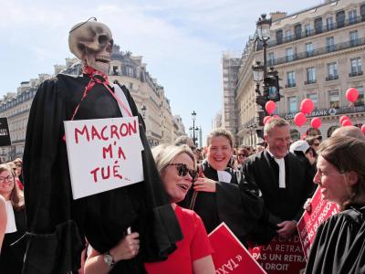 Protest in Paris: Ein Skelett in einer Richterrobe und einem Schild mit der Aufschrift «Macron hat mich getötet». Demonstration gegen Rentenreform