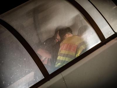 Polizeibeamte begleiten einen abgewiesenen Asylbewerber zum Flugzeug. Abschiebung