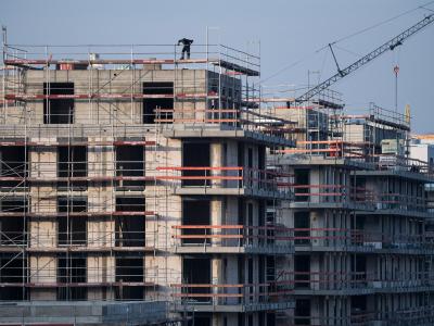 Ein Baugerüst steht an einem Rohbau für Neubau-Wohnungen in Berlin. Die Städte kommen mit dem Bau nicht hinterher. Wohnungsbau in Berlin