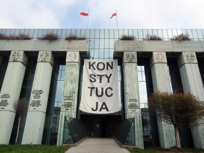 Über dem Haupteingang des Obersten Gerichts in Warschau hängt ein Banner mit der Aufschrift «Konsytucja» (Verfassung). Polens oberste Richter halten die Disziplinarkammer für rechtswidrig. Oberstes Gericht in Warschau