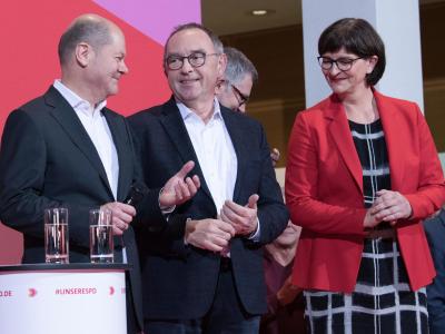 Sieger und Besiegter: Norbert Walter-Borjans (M.) und Saskia Esken freuen sich im Willy-Brandt-Haus neben dem unterlegenen Olaf Scholz. Sieger und Besiegter