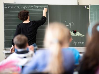 Bis einschließlich 2023 prognostizieren die Kultusminister einen deutlichen Lehrermangel an Grundschulen. Ab 2024 zeigt die Prognose aber in die andere Richtung. Grundschule