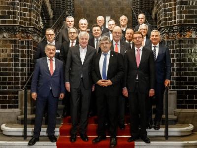 Die Innenminister der Bundesländer versammeln sich zum Gruppenbild im Lübecker Rathaus. Innenminister-Gruppenbild