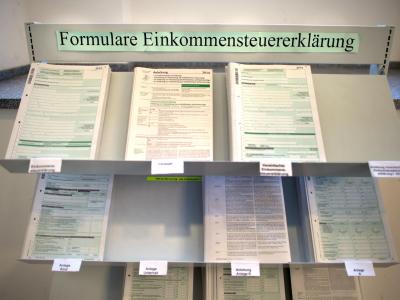 Formulare zur Einkommensteuererklärung im Dresdner Rathaus. Einkommensteuererklärung