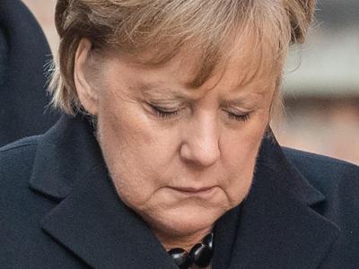 Verneigung vor den Opfern: Bundeskanzlerin Angela sich nach einer Kranzniederlegung an der Todesmauer im ehemaligen deutschen Konzentrationslager Auschwitz. Merkel in Auschwitz