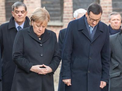 Bundeskanzlerin Angela Merkel (CDU) und Mateusz Morawiecki, Ministerpräsident von Polen, verneigen sich nach einer Kranzniederlegung im ehemaligen deutschen Konzentrationslager Auschwitz. Merkel in Auschwitz