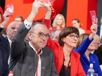 Die neuen Bundesvorsitzenden der SPD, Saskia Esken und Norbert Walter-Borjans während der Abstimmung. SPD-Bundesparteitag