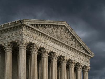Dunkle Wolken hängen über dem Gebäude des Obersten Gerichtshof der Vereinigten Staaten. Supreme Court