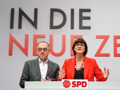 «In die neue Zeit»: Die neue Parteispitze der SPD auf dem Parteitag in Berlin. «In die neue Zeit»