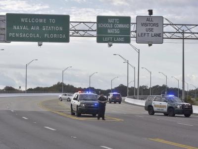 Polizeifahrzeuge blockieren die Zufahrt zur Naval Air Station in Florida. Schüsse auf US-Militärstützpunkt