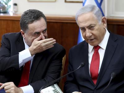 Minister Israel Katz während einer der wöchentlichen Kabinettssitzung im Gespräch mit Benjamin Netanjahu. Katz und Netanjahu