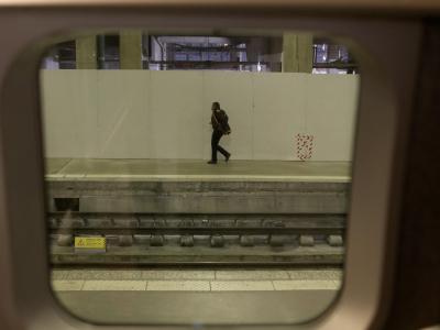 Ein Mann geht auf einem Bahnsteig am Bahnhof Gare Montparnasse in Paris. Die massiven Streiks gegen die geplante Rentenreform, die am Donnerstag begonnen und den öffentlichen Verkehr im Land fast komplett lahmgelegt, gehen weiter. Generalstreik in Frankreich