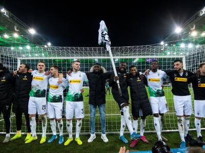 Die Gladbacher Spieler feiern den 2:1-Heimsieg im Klassiker gegen den FC Bayern München. Tabellenführer
