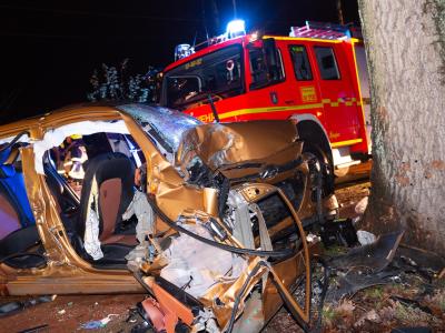 Das zerstörte Fahrzeug am Unfallort. Unfallort