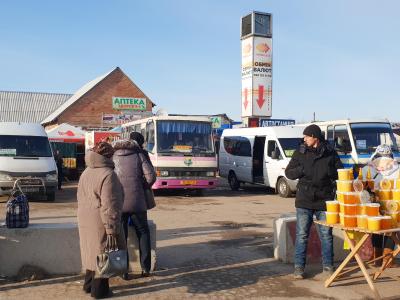 An einem Kontrollpunkt zwischen dem ukrainischen Regierungsgebiet und der Separatistenregion Luhansk floriert der Handel. Luhansk