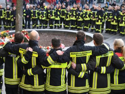 Feuerwehrmänner trauern in Augsburg um ihren toten Kollegen. Trauer
