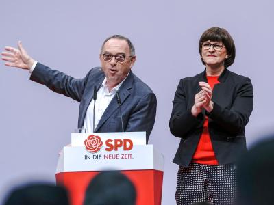 Norbert Walter-Borjans und Saskia Esken, die beiden Bundesvorsitzenden der SPD, sprechen beim SPD-Bundesparteitag die Schlussworte. SPD-Bundesparteitag