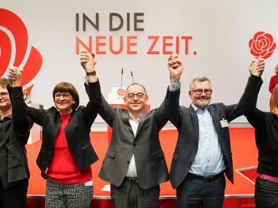 Leni Breymaier (l-r, SPD), Mitglied des Deutschen Bundestages, Saskia Esken und Norbert Walter-Borjans, die beiden Bundesvorsitzenden der SPD, sowie Dietmar Nietan, SPD-Schatzmeister, und Wiebke Esdar (SPD), Mitglied des Deutschen Bundestages, stehen beim SPD-Bundesparteitag