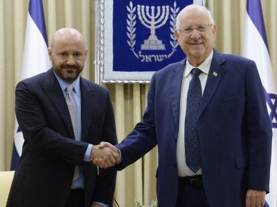 Abdallah Chatila (l) hat Hitler-Artefakte ersteigert und dem israelischen Staat übergeben. Israel Staatspräsident Reuven Rivlin ehrt bei einem Empfang die Geste des Libanesen. Israelischer Präsident trifft Ersteigerer von Hitler-Gegenständen