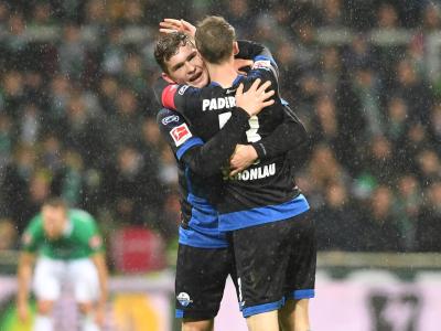Die Paderborner Sebastian Schonlau (r) und Luca Kilian freuen sich über den Sieg. Später Jubel