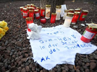 Nach der tödlichen Attacke herrschen in Augsburg Trauer und Entsetzen. Trauer am Königsplatz