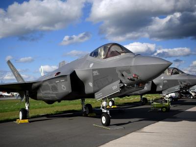 Ein Lockheed Martin F-35 Tarnkappenjet aus den USA mit einem Radargerät des Rüstungsunternehmens Hensoldt ist bei der Raumfahrtausstellung (ILA) ausgestellt. Weltweite Rüstungsindustrie