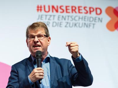 Der ehemalige SPD-Vizevorsitzende Ralf Stegner ist auf den Telefonscherz eines Youtubers hereingefallen, der ihm den Posten von Finanzminister Olaf Scholz angeboten hatte. Ralf Stegner