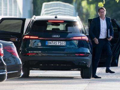 Der Dienstwagen von Bundesverkehrsminister Andreas Scheuer (CSU) ist nach Angaben der Deutschen Umwelthilfe (DUH) im Bundeskabinett der mit dem höchsten realen CO2-Ausstoß. Verkehrsminister Scheuer