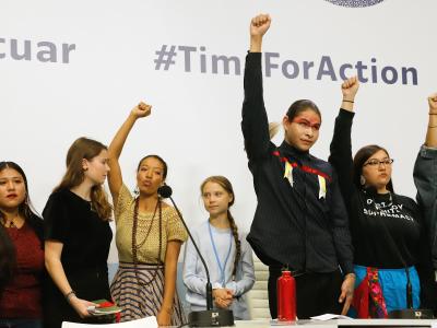 Greta Thunberg (M.) und Luisa Neubauer (2.v.l.) mit weiteren Aktivisten bei der UN-Klimakonferenz. UN-Klimakonferenz in Madrid
