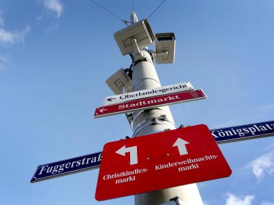 Die Videoüberwachungskameras am Königsplatz in Augsburg halfen bei der Festnahme der Verdächtigen. Königsplatz in Augsburg