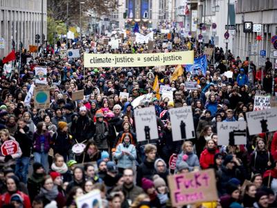 Ein Demonstrationszug von Fridays For Future zum Aktionstag für mehr Klimaschutz zieht über die Reinhardtstraße in Berlin. Aktionstag in Berlin