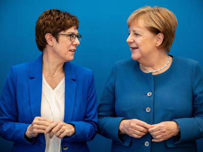 Sie warten ab, was sich beim Koalitionspartner SPD entwickelt: CDU-Chefin Annegret Kramp-Karrenbauer und Bundeskanzlerin Angela Merkel. CDU-Bundesvorstand