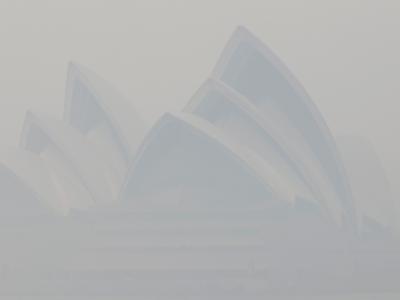 Kaum noch zu erkennen: Das Sydney Opera House ist in Rauch gehüllt. Sydney