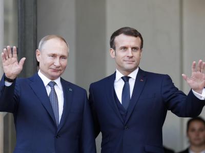 Frankreichs Präsident Macron empfängt Kremlchef Putin vor dem Élyséepalast in Paris. Macron empfängt Putin in Paris