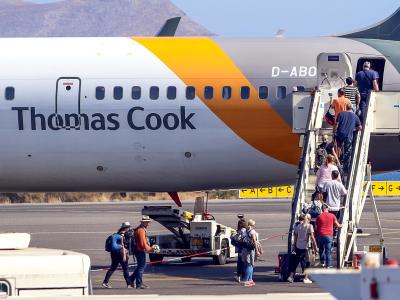Passagiere besteigen am Flughafen von Kreta eine Maschine der Airline Thomas Cook. Thomas Cook
