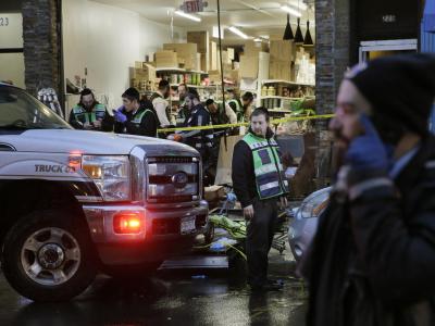 Rettungskräfte arbeiten in dem koscheren Supermarkt, wo bei einem stundenlangen Schusswechsel sechs Menschen starben. New Jersey