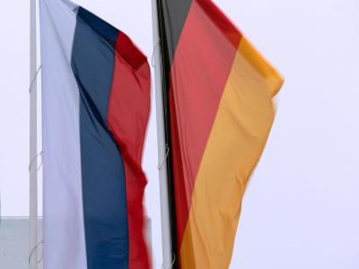 Der Mord an einem Georgier in Berlin hat zu diplomatischen Irritationen zwischen Deutschland und Russland geführt. Fahnen