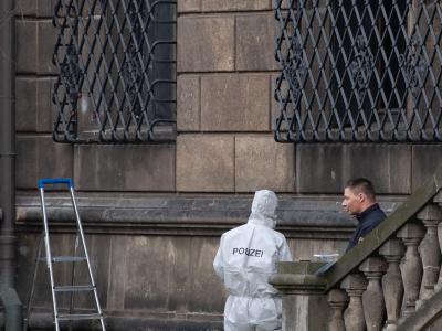 Die Polizei sichert am Grünen Gewölbe Spuren. Juwelendiebstahl in Dresden