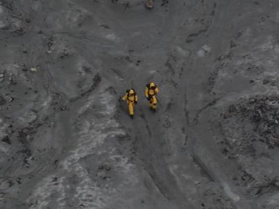 Zwei Mitglieder der Bergungskräfte bei ihrem gefährlichen Einsatz auf der Insel White Island. Opferbergung