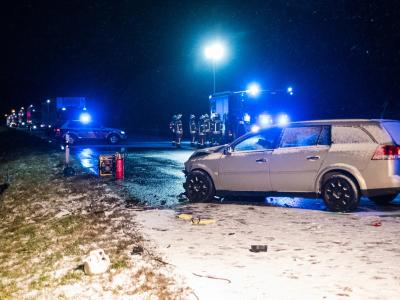 Ein Unfallwagen auf der Bundesstraße B463 bei Albstadt in Baden-Württemberg. Unfallort