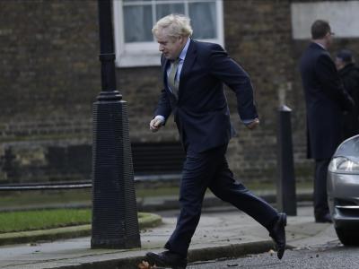 Im Laufschritt: Boris Johnson ist nach seiner Rückkehr aus dem Buckingham Palace auf dem Weg zurück in die 10 Downing Street. Eiligen Schrittes