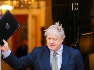 Boris Johnson gibt vor seinem Amtssitz in der Downing Street eine Erklärung ab. Alter und neuer Premier