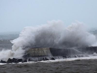Eine Welle bricht am Hafendamm der Gemeinde Saint-Jean de Luz an der französischen Atlantikküste. Naturgewalten