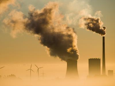 Die gesamten Einnahmen aus einem höheren CO2-Preis sollen zur Senkung der EEG-Umlage verwendet und so den Bürgern zurückgegeben werden. Kohlekraftwerk